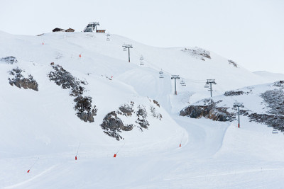 法国阿尔卑斯山的滑雪坡道