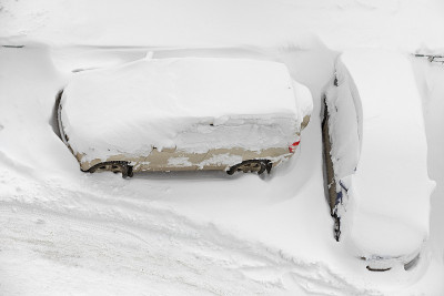 俄罗斯莫斯科，一场大雪过后，汽车在雪地里行驶