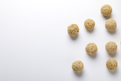 印度传统节日用的甜品:用苋菜籽在白色背景上制成的拉杜