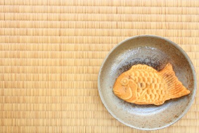 日式Taiyaki鱼形蛋糕在陶瓷盘在榻榻米地板上