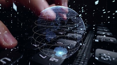 用数学图形编程的人在计算机上工作