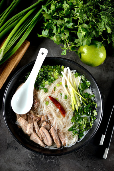 传统的越南牛肉河粉汤