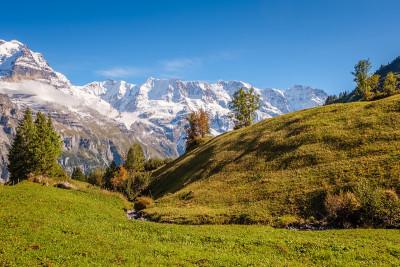 穆伦和阿尔门胡贝尔之间壮观的山景(Berner Oberland，瑞士)