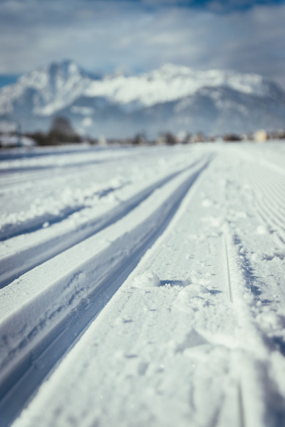 奥地利越野滑雪:斜坡，新鲜的白色粉末雪和山脉