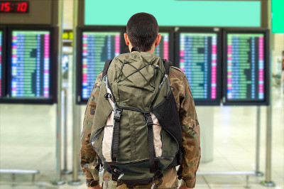 士兵正在检查飞行时间