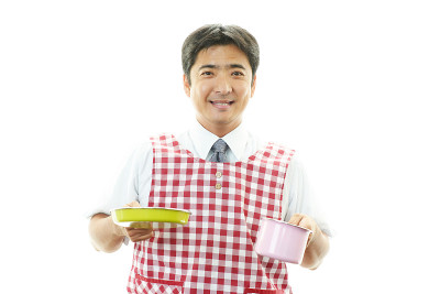穿着厨房围裙的亚洲男人