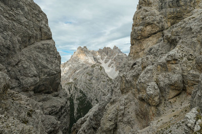 Oberbachernspitze -一个隐峰在一个高和遥远的山在意大利白云石。在两个岩石斜坡之间可