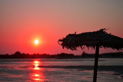 海滩上红色的夕阳