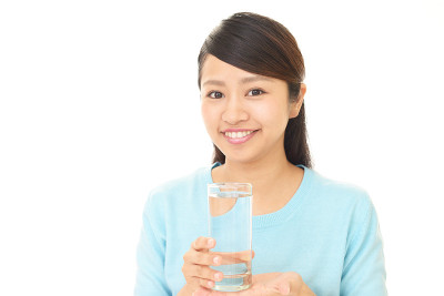女人在喝一杯水