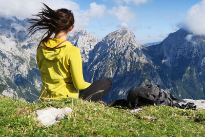 适合年轻女子欣赏山景。