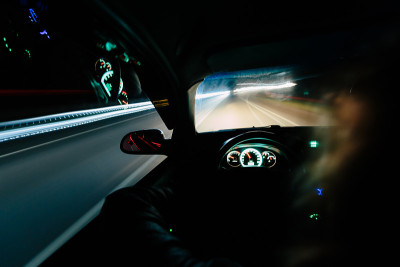 晚上开车。