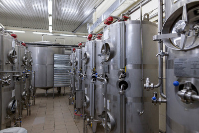 食品工业中用于液体的不锈钢桶、罐和其他容器。酒精或软饮料的工业生产