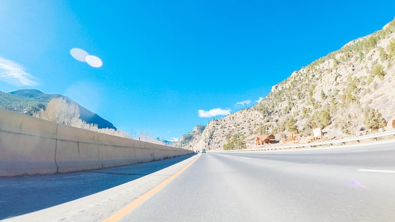 沿洲际公路I70向西行驶，穿越山区。