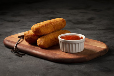 炸Risol或Risol。以奶酪和火腿填充的Risoles。