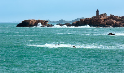 Ploumanach海岸景观(布列塔尼，法国)
