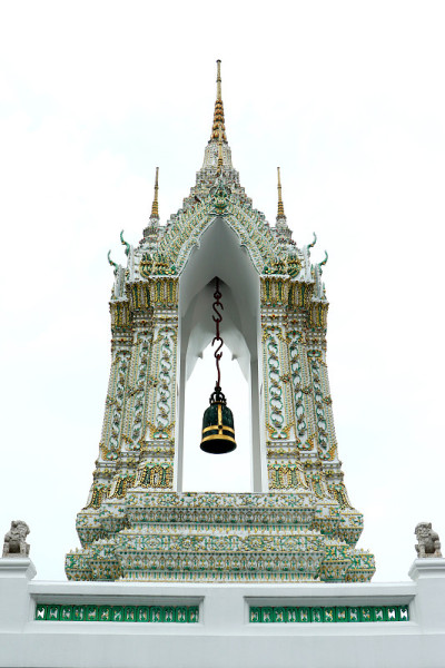 金色等腰结构，精美的泰国寺庙，曼谷