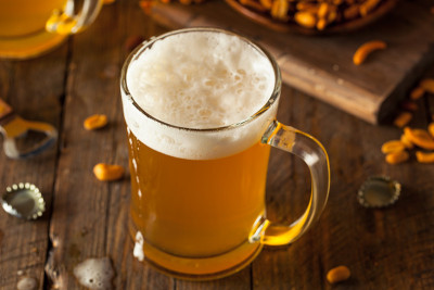 金色啤酒杯