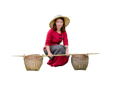 穿着泰国服装的漂亮女人肩上扛着篮子