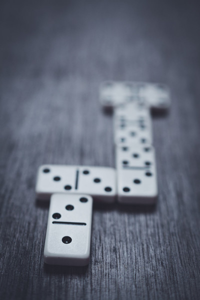 多米诺牌的棋子躺在一张木桌上