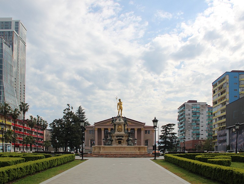 剧院广场，海神雕像喷泉和巴统国家剧院