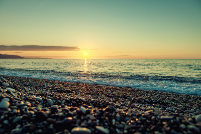 卵石滩的大海和灿烂美丽的夕阳