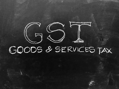 货物和服务税- GST -手写黑板-库存图像