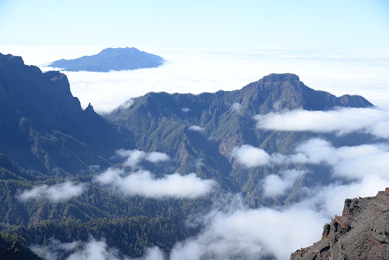 从拉帕尔马的Roque de los Muchachos看到的Pico de Bejenado和峰顶