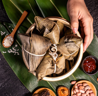 粽子，新鲜可口的蒸饺在蒸笼里。特写，复制空间，著名的亚洲美食端午节