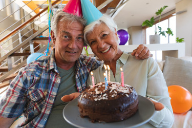 一对年长的白人夫妇正在视频通话庆祝生日