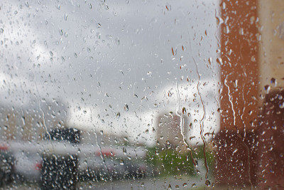 小雨打在窗口