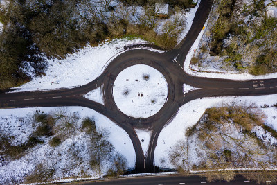 鸟瞰图的积雪覆盖的交通环岛在冬季