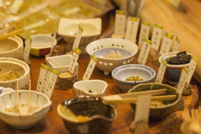 京都的传统食品市场。日本。