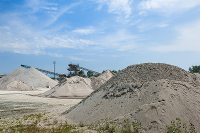 提取砾石。砾石采石场。建筑行业