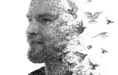 Paintography。一幅黑白人物画与水墨画飞禽相结合。