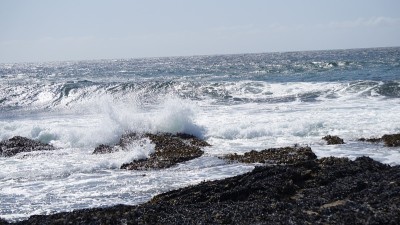 海浪和岩石。