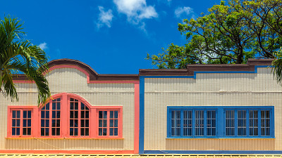 带有彩色百叶窗的夏威夷老建筑
