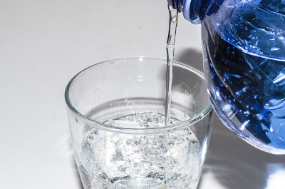 填满一杯矿泉水