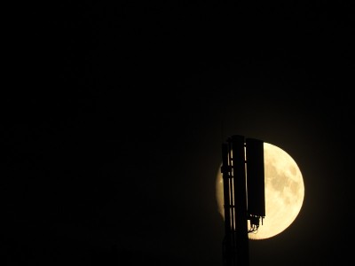满月前夜晚天线的剪影。GSM 5克。