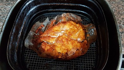 袋装鸡胸肉放在空气油炸锅/油炸锅上