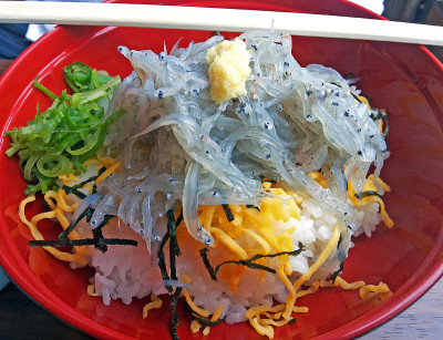 一碗生日本凤尾鱼配米饭，也叫白鱼汤