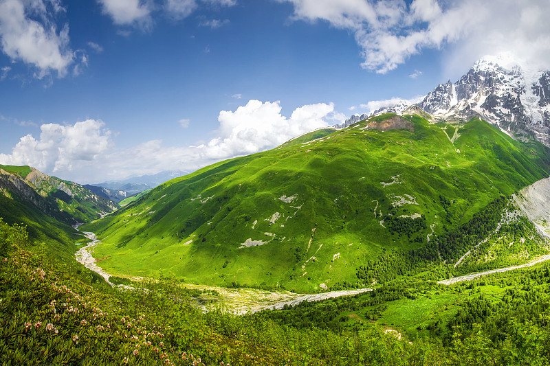 斯瓦内提山脉的风景。佐治亚州美丽的绿色高地。阿迪士夏日里白雪皑皑的山峰、小山和山河。美好的土地。神奇