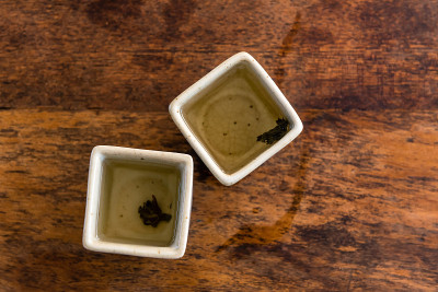 中国绿茶在方形的白色茶杯