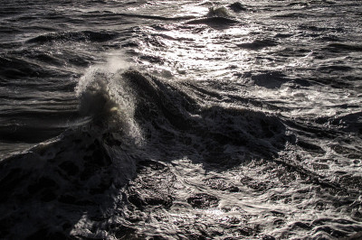 波涛汹涌的海