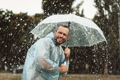 阳性男性躲在外面避雨
