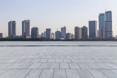全景天际线和现代商业办公建筑与空的道路，空的混凝土广场地板
