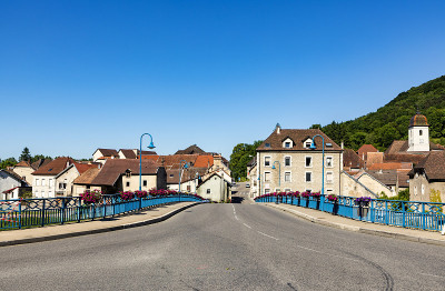 典型的小村庄l - isle -sur- doubs