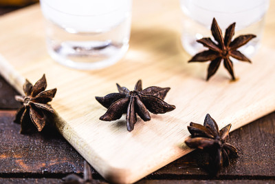 一种乡村八角茴香，用于烈酒中。点焦点，文字空间。