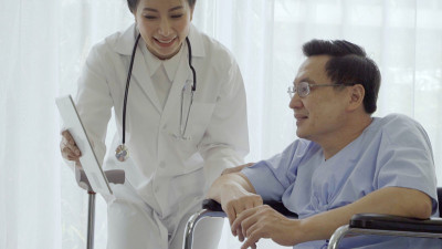 医生在医院或诊所照顾病人。医疗保健的概念。