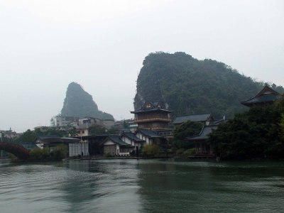 中国广西桂林市阳朔县，喀斯特地貌，建筑外观，漓江景观