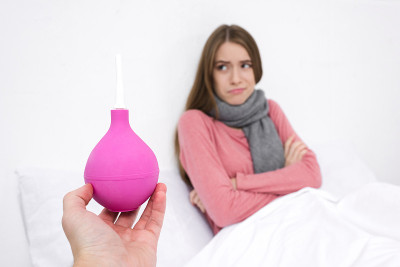 困惑的女人看着灌肠